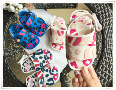 Модерни детски сандали за момичета в три цвята с лепенка