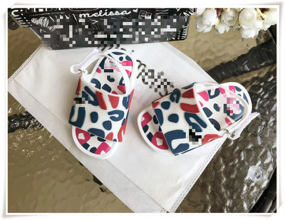 Modern gyerekszandál lányoknak három színben, matricával