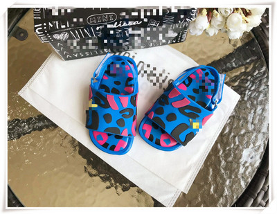 Modern gyerekszandál lányoknak három színben, matricával