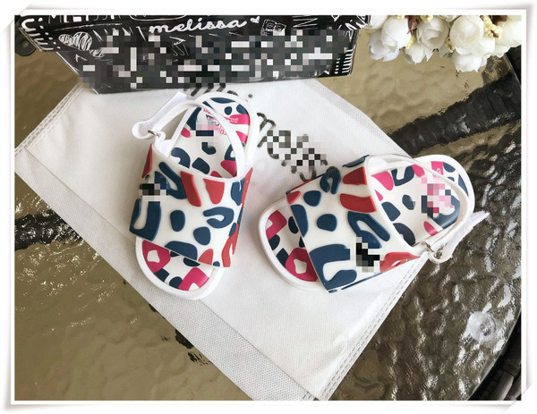 Modern gyerekszandál lányoknak három színben, matricával