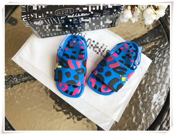 Modern gyerekszandál lányoknak három színben, matricával