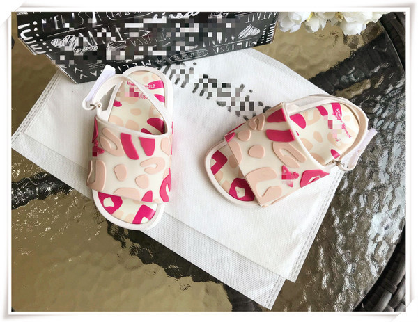 Modern gyerekszandál lányoknak három színben, matricával