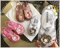 Σύγχρονα παιδικά σανδάλια σε τρία χρώματα με τρισδιάστατο στοιχείο