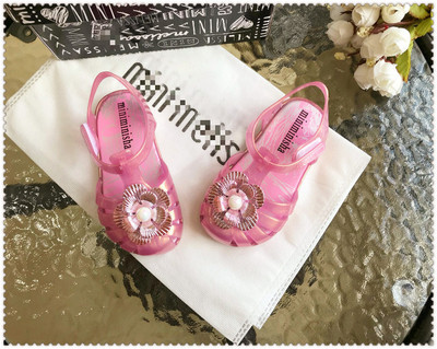 Σύγχρονα παιδικά σανδάλια σε τρία χρώματα με τρισδιάστατο στοιχείο