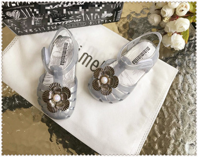 Σύγχρονα παιδικά σανδάλια σε τρία χρώματα με τρισδιάστατο στοιχείο