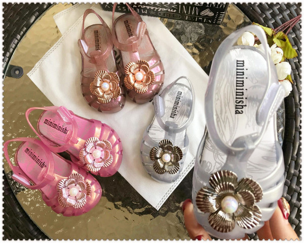 Σύγχρονα παιδικά σανδάλια  σε τρία χρώματα με τρισδιάστατο στοιχείο 