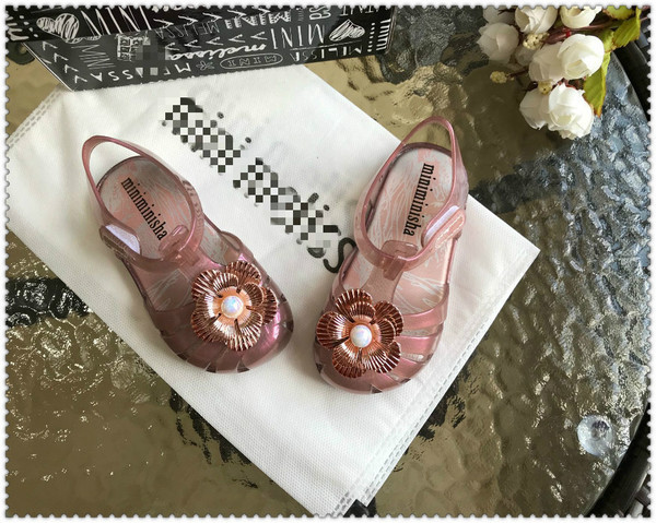 Σύγχρονα παιδικά σανδάλια  σε τρία χρώματα με τρισδιάστατο στοιχείο 