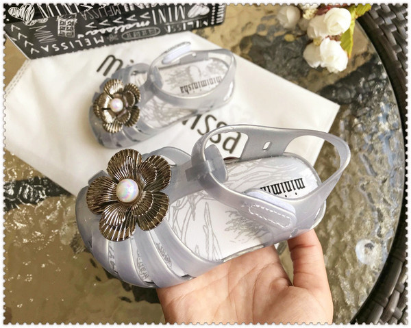 Σύγχρονα παιδικά σανδάλια  σε τρία χρώματα με τρισδιάστατο στοιχείο 