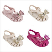 Stílusos gyerekszandál négy színben szalaggal és matricával