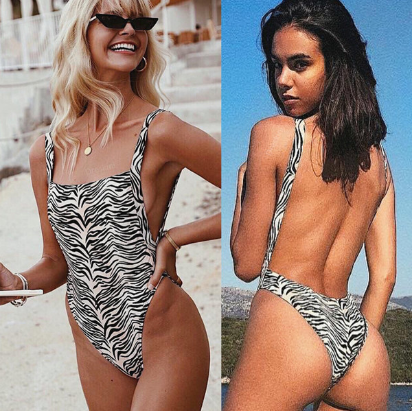 Aktuális mintás fürdőruha két modellben