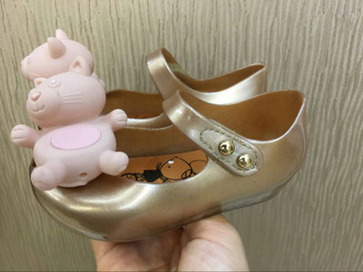 Modern rugós gyerekcipő lányoknak 3D elemmel