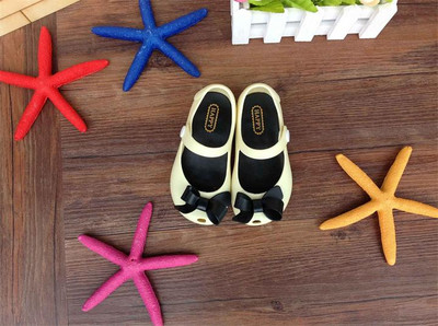 Modern gyerekcipő három színű szalaggal