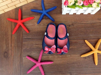 Modern gyerekcipő három színű szalaggal