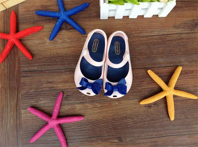 Modern gyerekcipő három színű szalaggal