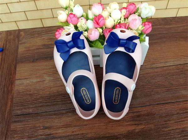 Modern gyerekcipő három színű szalaggal