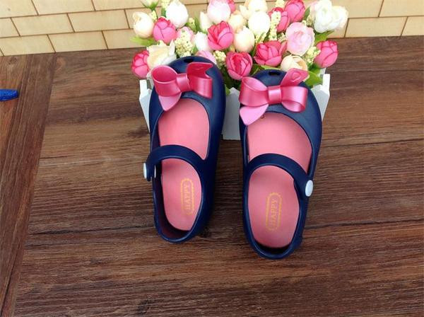 Modern gyerekcipő három színű szalaggal