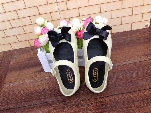 Modern gyerekcipő három színű szalaggal