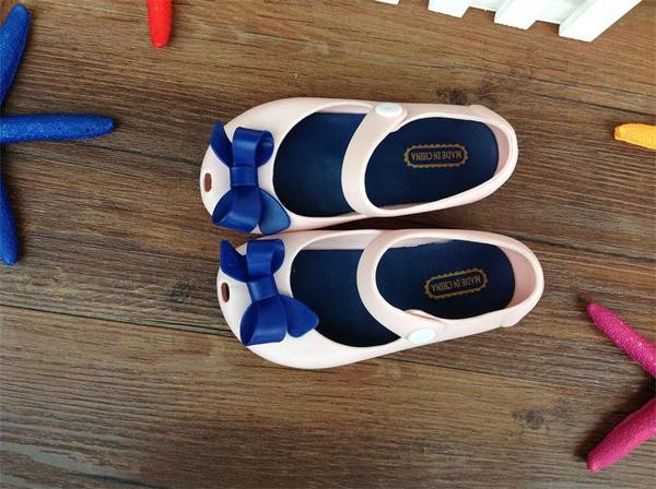 Modern gyerekcipő három színű szalaggal