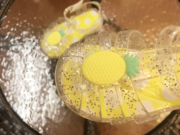 Μοντέρνα παιδικά σανδάλια για κορίτσια με τρισδιάστατο στοιχείο σε τρία χρώματα