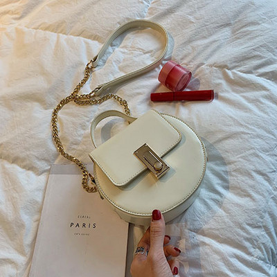 Öko bőrből készült modern női táska kerek formával, hosszú fémlánccal