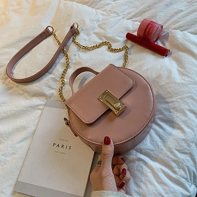 Öko bőrből készült modern női táska kerek formával, hosszú fémlánccal