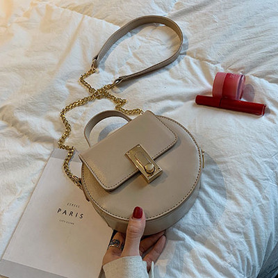 Öko bőrből készült modern női táska kerek formával, hosszú fémlánccal