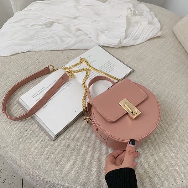 Öko bőrből készült modern női táska kerek formával, hosszú fémlánccal