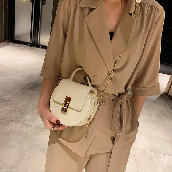 Öko bőrből készült modern női táska kerek formával, hosszú fémlánccal