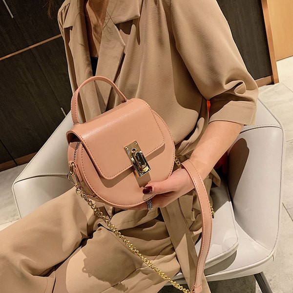 Öko bőrből készült modern női táska kerek formával, hosszú fémlánccal