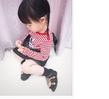 Modern gyerekszandál fiúknak és lányoknak három színben 3D elemmel