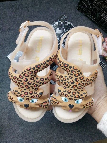 Modern gyerekszandál fiúknak és lányoknak három színben 3D elemmel