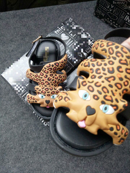 Modern gyerekszandál fiúknak és lányoknak három színben 3D elemmel