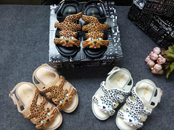 Modern gyerekszandál fiúknak és lányoknak három színben 3D elemmel