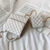 Stílusos, öko bőrből készült női táska rövid gyöngyház fogantyúval, hosszú fémlánccal két méretben