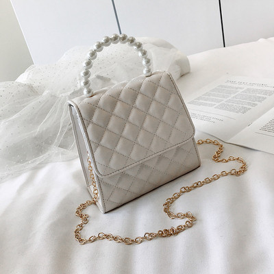 Stílusos, öko bőrből készült női táska rövid gyöngyház fogantyúval, hosszú fémlánccal két méretben