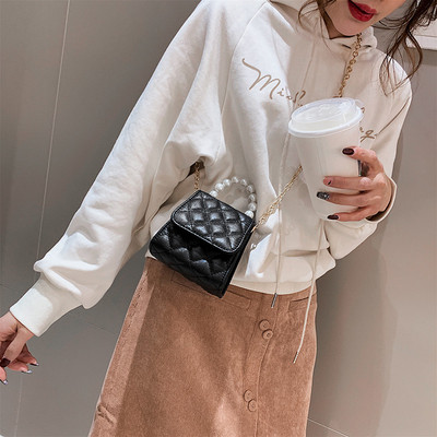 Stílusos, öko bőrből készült női táska rövid gyöngyház fogantyúval, hosszú fémlánccal két méretben