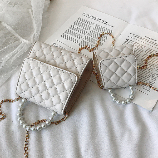 Stílusos, öko bőrből készült női táska rövid gyöngyház fogantyúval, hosszú fémlánccal két méretben