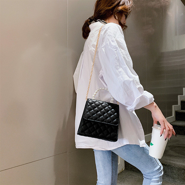 Stílusos, öko bőrből készült női táska rövid gyöngyház fogantyúval, hosszú fémlánccal két méretben