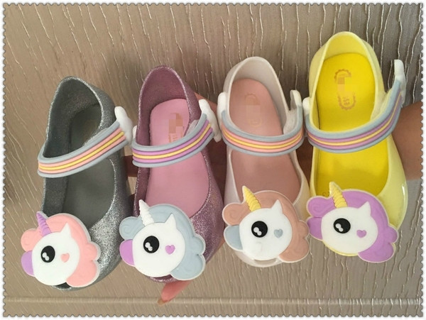 Modern tavaszi gyerekcipő lányoknak 3D elemmel, négy színben