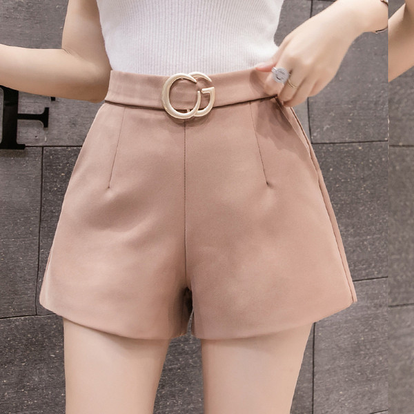 Stílusos női rövidnadrág övvel több színben
