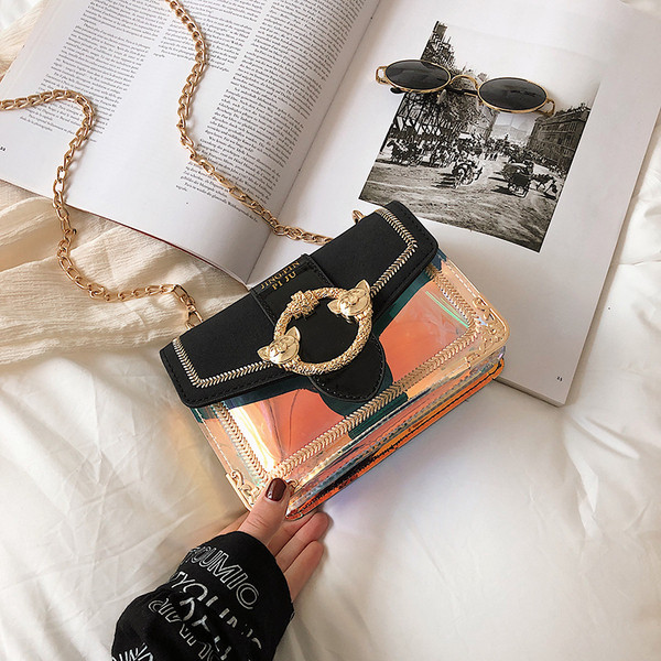 Stílusos női táska több színben, hosszú fémlánccal és fém elemekkel