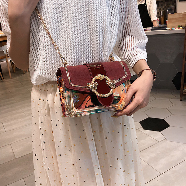 Stílusos női táska több színben, hosszú fémlánccal és fém elemekkel