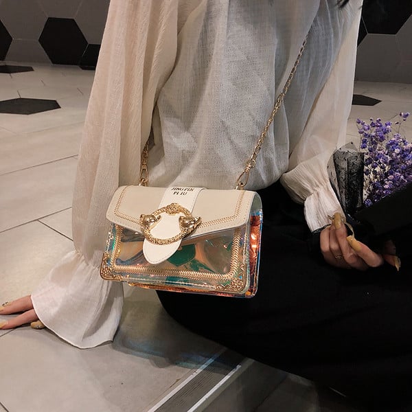 Stílusos női táska több színben, hosszú fémlánccal és fém elemekkel