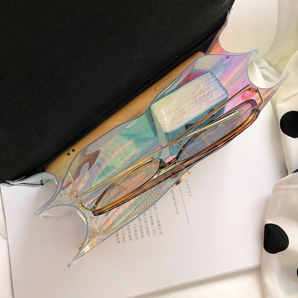 Stílusos női táska több színben, hosszú fémlánccal és fém elemekkel