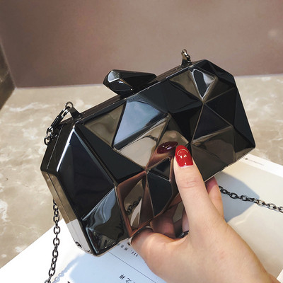 Stílusos mini női táska három színben, hosszú fémlánccal