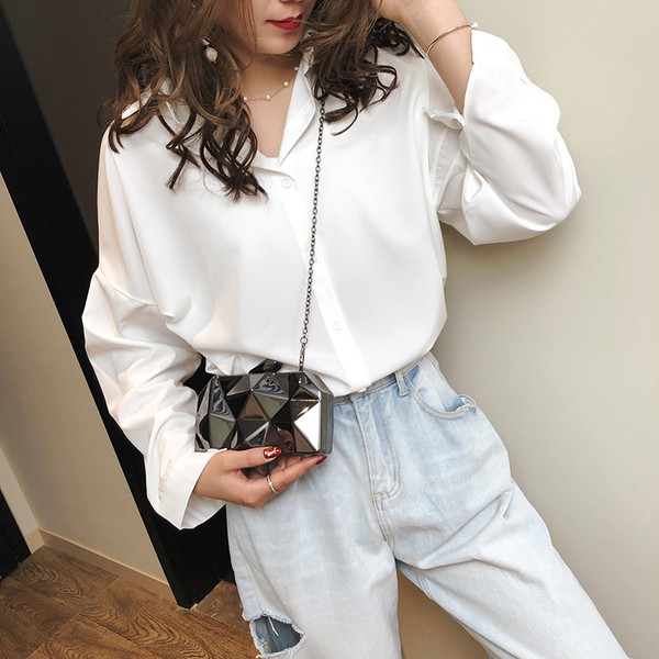 Stílusos mini női táska három színben, hosszú fémlánccal