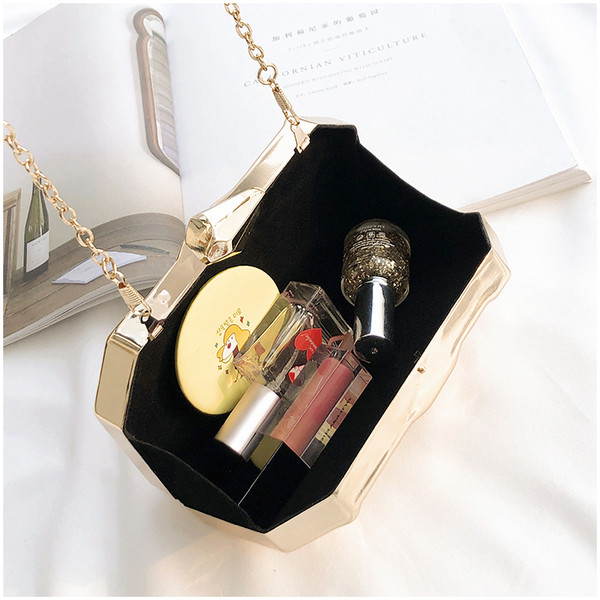 Stílusos mini női táska három színben, hosszú fémlánccal