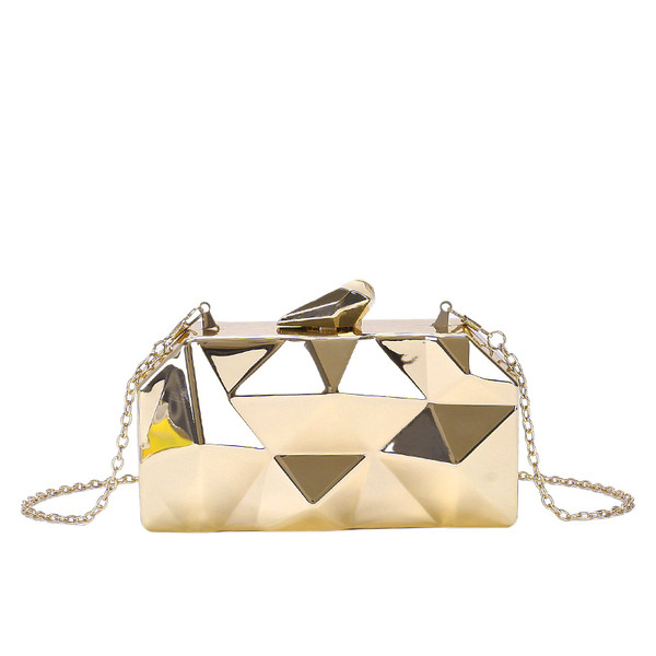 Stílusos mini női táska három színben, hosszú fémlánccal