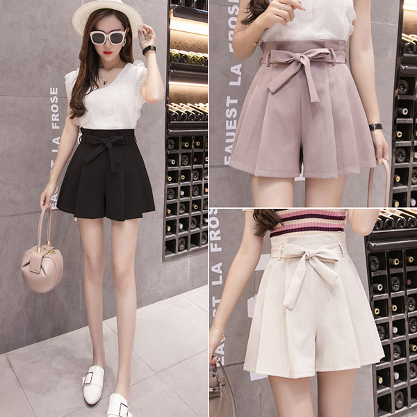 Stílusos női rövidnadrág három színű szalaggal