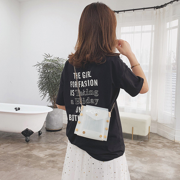 Geantă de mână elegantă în trei culori, cu elemente metalice și un lanț metalic lung